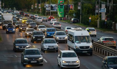 Bükreş, Romanya - 07 Ekim 2022: Ulusal Karayolu üzerinde trafik yoğun. Bükreş 'ten Ploiesti' ye giden yolda 1 kişi..