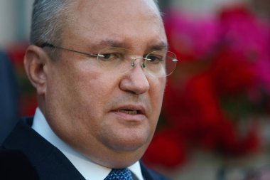 Bükreş, Romanya - 7 Kasım 2022: Romanya Başbakanı Nicolae Ciuca Ulusal Liberal Parti Siyasi Bürosu toplantısının ardından basın toplantısı düzenledi.