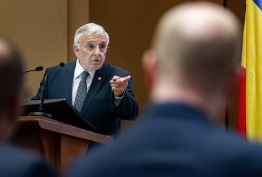 Bükreş, Romanya - 14 Kasım 2022: Romanya Merkez Bankası Müdürü Mugur Isarescu, BNR genel merkezinde düzenlenen üç aylık enflasyon raporunu sundu.