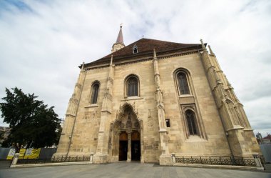 Cluj-Napoca, Romanya - 17 Eylül 2022: Romano-Katolik Kilisesi Aziz Michael, 1349-1480, Union Square, Cluj-Napoca 'nın merkezinde.