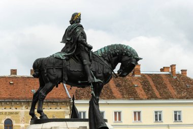 Cluj-Napoca, Romanya - 17 Eylül 2022: Janos Fadrusz ve Lajos Pakey 'in çalışmalarının yer aldığı Matthias Corvinus Anıtı, 1902 yılında Cluj-Napoca şehir merkezindeki Union Square' de hizmete girdi..
