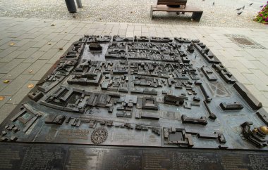 Cluj-Napoca, Romanya - 17 Eylül 2022: Cluj-Napoca 'nın merkez alanının bronz modeli, Union Square.