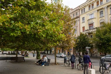 Cluj-Napoca, Romanya - 17 Eylül 2022: Cluj-Napoca 'nın merkezinde, Union Square' de güzel mimarisi olan binalar.