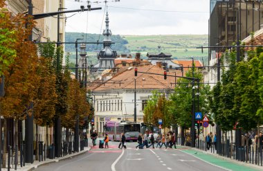 Cluj-Napoca, Romanya - 17 Eylül 2022: Kral Ferdinand Caddesi üzerinde güzel mimarisi olan binalar. Bu resim sadece editörler içindir..