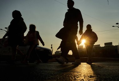 Bükreş, Romanya - 10 Kasım 2022: Romanya 'nın Bükreş kentinde insanlar karşıdan karşıya geçiyor. Bu resim sadece editörler içindir..
