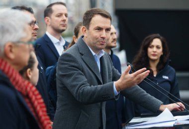 Bükreş, Romanya - 24 Kasım 2022: USR başkanı Catalin Drula, göreve geldikten bir yıl sonra PSD-PNL-UDMR hükümetinin kritik faaliyetleri hakkında bir basın toplantısı düzenledi..