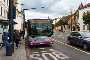 Cluj-Napoca, Romanya - 17 Eylül 2022: Cluj-Napoca toplu taşıma şirketi otobüsü 21 Aralık 1989 'da Cluj-Napoca Bulvarı' nda trafikte.