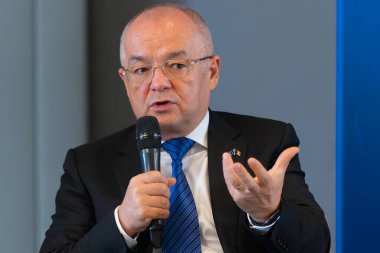 Bükreş, Romanya - 22 Eylül 2022: Cluj-Napoca Belediye Başkanı Emil Boc Bükreş 'te düzenlenen konferansta konuştu.