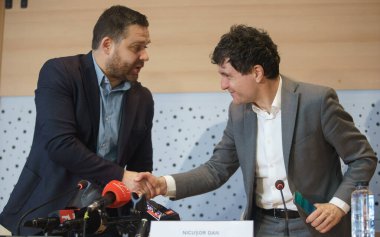 Bükreş, Romanya - 09 Aralık 2022: Siprian Ciucu (L), sektör 6 belediye başkanı ve Bükreş Belediye Başkanı Nicusor Dan, atık yönetimi için iade edilemez bir Avrupa fon sözleşmesi imzaladıktan sonra el sıkıştılar