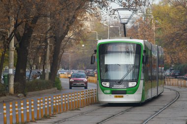 Bükreş, Romanya - 10 Aralık 2022: ASTRA Imperio Metropolitan ve Romanya 'nın çift eklemli tramvayı, düşük zemin ve yüksek ulaşım kapasitesiyle ilk defa Bükreş' te çalışıyor.
