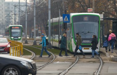 Bükreş, Romanya - 10 Aralık 2022: ASTRA Imperio Metropolitan ve Romanya 'nın çift eklemli tramvayı, düşük zemin ve yüksek ulaşım kapasitesiyle ilk defa Bükreş' te çalışıyor.