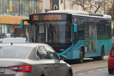 Bükreş, Romanya - 10 Aralık 2022: Bükreş Ulaştırma Toplumu tramvay ve otobüsleri Bükreş 'teki Regina Elisabeta Bulvarı' nda trafikte.