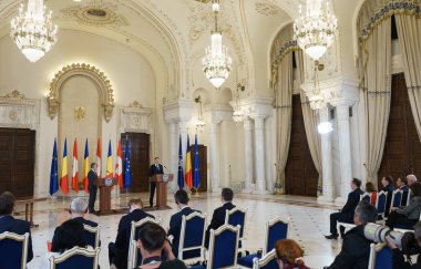 Bükreş, Romanya - 12 Aralık 2022: İsviçre Cumhurbaşkanı Ignazio Cassis (L) ve Romanya Cumhurbaşkanı Klaus Iohannis (R) Cotroceni Sarayı 'nda basın toplantısı düzenlediler.