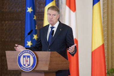 Bükreş, Romanya - 12 Aralık 2022: Romanya Cumhurbaşkanı Klaus Iohannis ve İsviçre Cumhurbaşkanı Ignazio Cassis Cotroceni Sarayı 'nda basın toplantısı düzenlediler..
