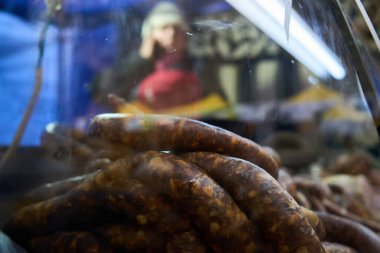 Bükreş, Romanya - 16 Aralık 2022: Gıda pazarı 