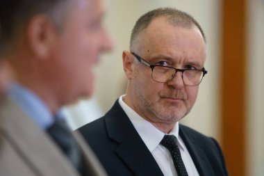 Bükreş, Romanya - 14 Aralık 2022: Bükreş 'te düzenlenen basın toplantısında Romanya' nın Romanya Birliği (AUR) senatörü Sorin Lavriç.