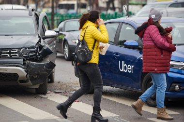 Bükreş, Romanya - 02 Mart 2023: Bir Uber logosu bir araba kazasına karıştığı yerde yolda markalaştı. Bu resim sadece editörler içindir..
