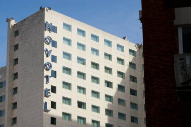 Bükreş, Romanya - 07 Mart 2023: Romanya 'nın Bükreş kentindeki Zafer Bulvarı' nda bulunan Novotel.