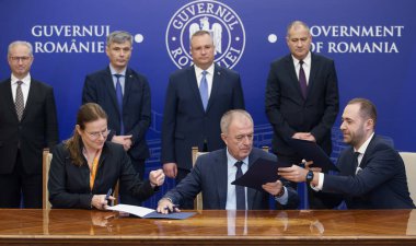 Bükreş, Romanya - 16 Mart 2023: OMV Petrom Transgaz ve Romgaz 'ın Tuzla - Podisor doğalgaz boru hattı rezervasyonunun imza töreni. Bu resim sadece editörler içindir..