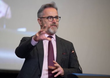 Bükreş, Romanya. 22. Mar, 2023: WHO Sağlık İşgücü Müdürü Jim Campbell, WHO Avrupa 'nın sağlık ve bakım işgücü konulu üst düzey bölgesel toplantısında konuştu: Harekete geçme zamanı.