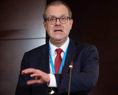 Bükreş, Romanya. 22. Mar, 2023: WHO Avrupa Bölge Direktörü Hans Kluge, WHO Avrupa 'nın sağlık ve bakım işgücü konulu üst düzey bölgesel toplantısında yaptığı konuşmada, harekete geçme zamanı.