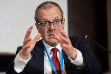Bükreş, Romanya. 22. Mar, 2023: WHO Avrupa Bölge Direktörü Hans Kluge, WHO Avrupa 'nın sağlık ve bakım işgücü konulu üst düzey bölgesel toplantısında yaptığı konuşmada, harekete geçme zamanı.