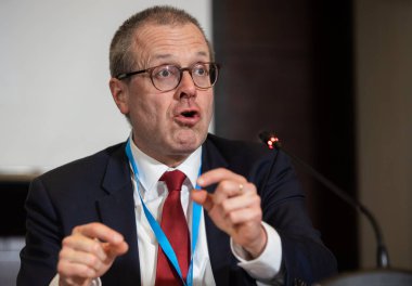 Bükreş, Romanya. 22. Mar, 2023: WHO Avrupa Bölge Direktörü Hans Kluge, WHO Avrupa 'nın sağlık ve bakım işgücü konulu üst düzey bölgesel toplantısında yaptığı konuşmada, harekete geçme zamanı.