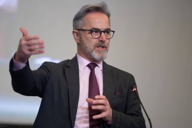 Bükreş, Romanya. 22. Mar, 2023: WHO Sağlık İşgücü Müdürü Jim Campbell, WHO Avrupa 'nın sağlık ve bakım işgücü konulu üst düzey bölgesel toplantısında konuştu: Harekete geçme zamanı.