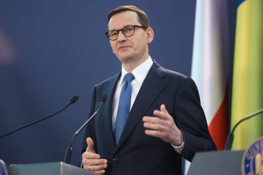 Bükreş, Romanya. 28. Mar, 2023: Polonya Başbakanı Mateusz Morawiecki Romanya Başbakanı ile Victoria Sarayı 'nda yaptığı ortak açıklamalarda konuştu.