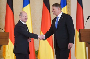 Bükreş, Romanya. 3 Nisan 2023: Romanya Başbakanı Olaf Scholz (L), Romanya 'nın Bükreş kentindeki Cotroceni Sarayı' nda yayınlanan ortak açıklamalar sonunda Romanya Cumhurbaşkanı Klaus Iohannis (R) ile tokalaştı.