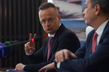 Bükreş, Romanya. 4 Nisan 2023: Peter Szijjarto, solda, Macaristan Dışişleri ve Dış Ticaret Bakanı, Romanya Hükümeti arasında imzalanan ve Romanya 'nın Sorin Grindeanu tarafından yeniden desteklenen anlaşmanın imzalandığı törende konuştu.