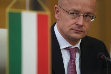 Bükreş, Romanya. 4 Nisan 2023: Macaristan Dışişleri ve Dış Ticaret Bakanı Peter Szijjarto, Romanya Hükümeti arasında imzalanan ve Sorin Grindeanu 'nun (resimde olmayan) imzaladığı anlaşma sırasında konuştu.), 