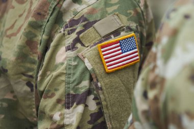 Bükreş, Romanya. 5 Nisan 2023: 101. hava indirme tümeni (Air Assault) ile 10. Dağ Tümeni arasındaki yetki transferi sırasında her ikisi de ABD Ordusu 'nun Anavatan Kahramanları Anıtı' nda gerçekleştirdiği tören sırasında Amerikan askeri. 