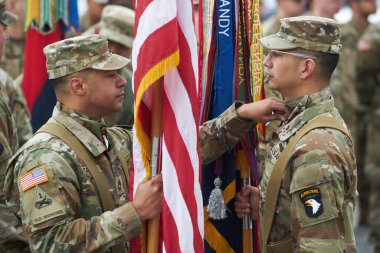 Bükreş, Romanya. 5 Nisan 2023: 101. hava indirme tümeninin Amerikan askerleri 101. hava indirme tümeni ile 10. Dağ tümeni arasındaki yetki transferine hazırlanıyor.