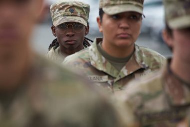 Bükreş, Romanya. 5 Nisan 2023: 101. Hava İndirme Tümeni (Air Assault) ve 10. Dağ Tümeni (her ikisi de ABD Ordusu) arasındaki yetki transferi sırasında 101.