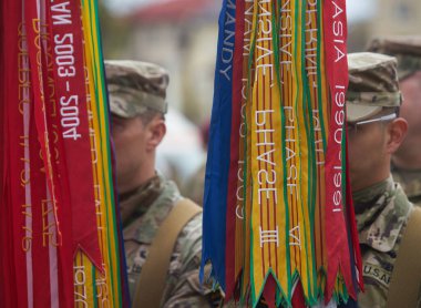 Bükreş, Romanya. 5 Nisan 2023: 101. Hava İndirme Tümeni (Air Assault) ve 10. Dağ Tümeni (her ikisi de ABD Ordusu) arasındaki yetki transferi sırasında 101.
