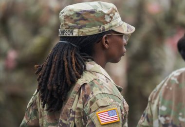 Bükreş, Romanya. 5 Nisan 2023: 101. Hava İndirme Tümeni (Air Assault) ve 10. Dağ Tümeni (her ikisi de ABD Ordusu) arasındaki yetki transferi sırasında 101.