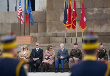 Bükreş, Romanya. 5 Nisan 2023: Romen yetkililer, soldan sağa, Simona Cojocaru, Savunma Bakanı, Iulian Chifu, Romanya başbakanı, senatör Nicoleta Pauliuc ve Cumhurbaşkanlığı Danışmanı Ion Opriuc 'un danışmanı - 