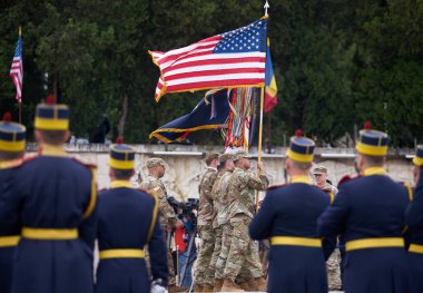 Bükreş, Romanya. 5 Nisan 2023: Amerikan askerleri 101. hava indirme tümeni ile 10. Dağ tümeni arasındaki yetki transferi sırasında Amerikan birliklerinin savaş bayraklarını Heroe 'de taşıdılar.