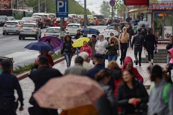 Бухарест Румыния Апр 2023 Люди Пумбреллами Ходят Улице Несмотря Дождливую — стоковое фото