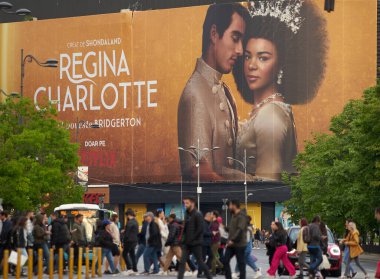 Bükreş, Romanya. 3 Mayıs 2023: Ekstra büyük afiş Kraliçe Charlotte: Bükreş şehir merkezindeki en kalabalık yer olan Unirea Alışveriş Merkezi 'nde Bridgerton' ın Hikayesi, Tv Mini Serisi serisi sergileniyor.