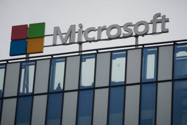 Bükreş, Romanya - 09 Mayıs 2023: Microsoft logosu Romanya 'nın Bükreş kentindeki genel merkezinin üzerinde görülüyor. Bu resim sadece editörler içindir..