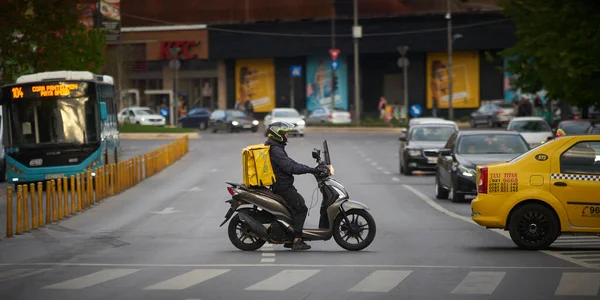 Bucharest Romania 3Rd May 2023 Glovo Food Delivery Courier Delivers — Stock Photo, Image