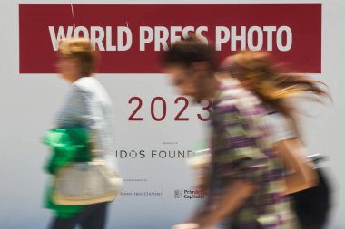 Bükreş, Romanya. 23 Mayıs 2023: Bükreş 'teki Üniversite Meydanı' nda World Press Photo 2023 açık hava sergisi. 5 Mayıs 'ta açılan sergi 31 Mayıs' a kadar Bükreş, Sibiu ve Timisoara 'da, Cluj' da ve Köstence 'de görülebilir.