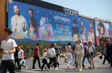 Bükreş, Romanya. 23 Mayıs 2023: Bükreş şehir merkezinin en kalabalık yerindeki Unirea Alışveriş Merkezi 'nde Neversea Festivali' nin ekstra büyük reklam pankartları sergileniyor. Varolmayan Deniz Festivali, Constanta, Ro 'daki bir plajdaki en büyük müzik festivali.