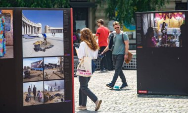 Bükreş, Romanya. 22 Mayıs 2023: Bükreş 'teki Üniversite Meydanı' nda Dünya Basın Fotoğrafı 2023 sergisi. 5 Mayıs 'ta açılan sergi 31 Mayıs' a kadar Bükreş, Sibiu ve Timisoara 'da, Cluj' da ve Köstence 'de görülebilir.
