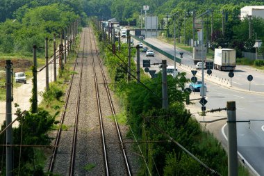 Tunari, Romanya - Mai 24, 2023: Bükreş çevre yolunda ağır kamyonlar (DMCB) Bu görüntü sadece editoryal kullanım için.