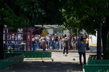 Bükreş, Romanya - 08 Haziran 2023: Bükreş 'teki Unirii Meydanı' nda tren bekleyen insanlar. Bu resim sadece editörler içindir..