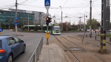 Bükreş, Romanya - 3 Nisan 2023: ASTRA Imperio Metropolitan ve Romanya 'nın çift eklemli tramvayı Bükreş' te çalışıyor.