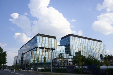 Bükreş, Romanya - 4 Temmuz 2023: Cotroceni Mahallesi 'ndeki gayrimenkul müteahhidi One United Properties' in bir Cotroceni Kuleleri. Bu resim sadece editörler içindir..